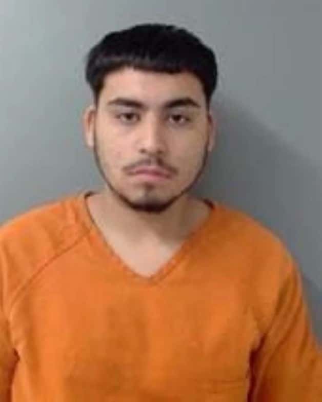 Detienen a hombre con fajos de billetes