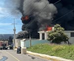 Evacúan a familias por incendio en fábrica de Tlaxcala