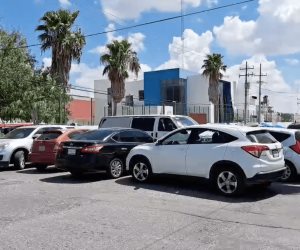 #REYNOSA Maestros de Reynosa mantienen cerrado el Crede y han bloqueado la calle con automóviles.