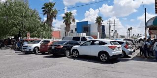 #REYNOSA Maestros de Reynosa mantienen cerrado el Crede y han bloqueado la calle con automóviles.