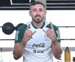 Héctor Herrera presume estar de vuelta y afición lo revienta