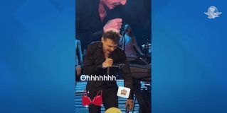 Avientan prenda íntima a Luis Miguel en concierto en Chile