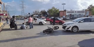 Choque de motocicleta contra automóvil en la colonia Narciso Mendoza.