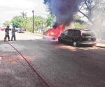 Se incendia vehículo con anciana a bordo