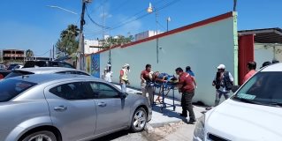 #REYNOSA Paramédicos de Protección Civil auxilian a un hombre que fue golpeado por varios sujetos.