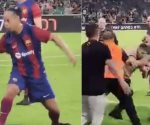 Ronaldinho hace regate a un fan y provoca su detención por la policía