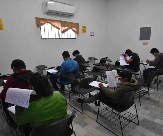 Llaman a hojear un libro, leer, y hacer un libro casero