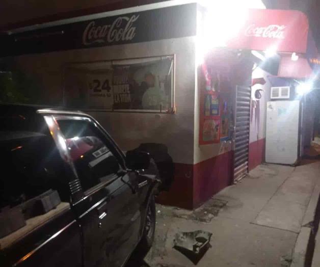 Impacta camioneta contra tienda y huye
