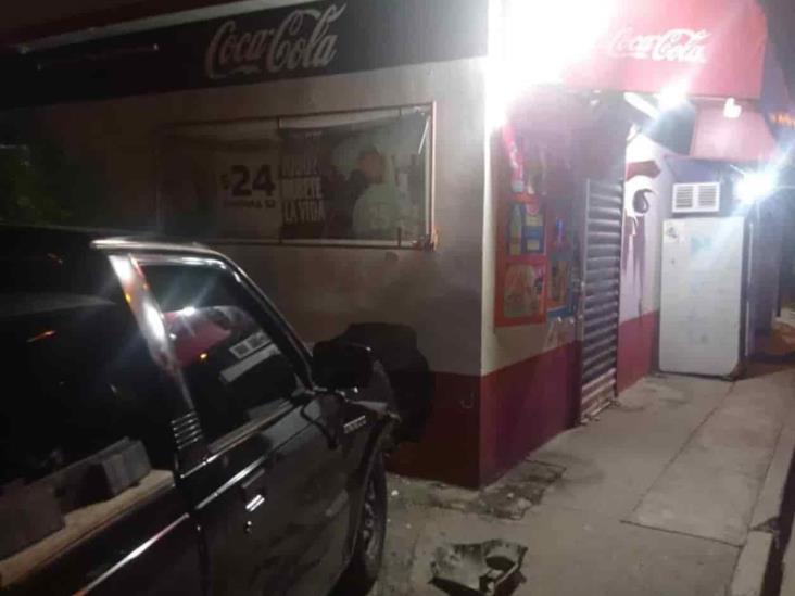 Impacta camioneta contra tienda y huye Impacta camioneta contra tienda y huye