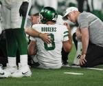 Aaron Rodgers sale lesionado en su debut con los Jets