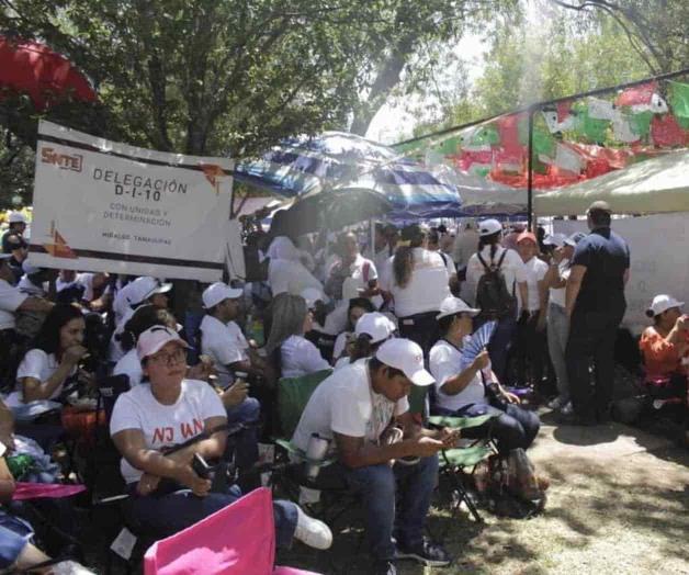Maestros instalan plant&oacute;n permanente en Palacio de Gobierno