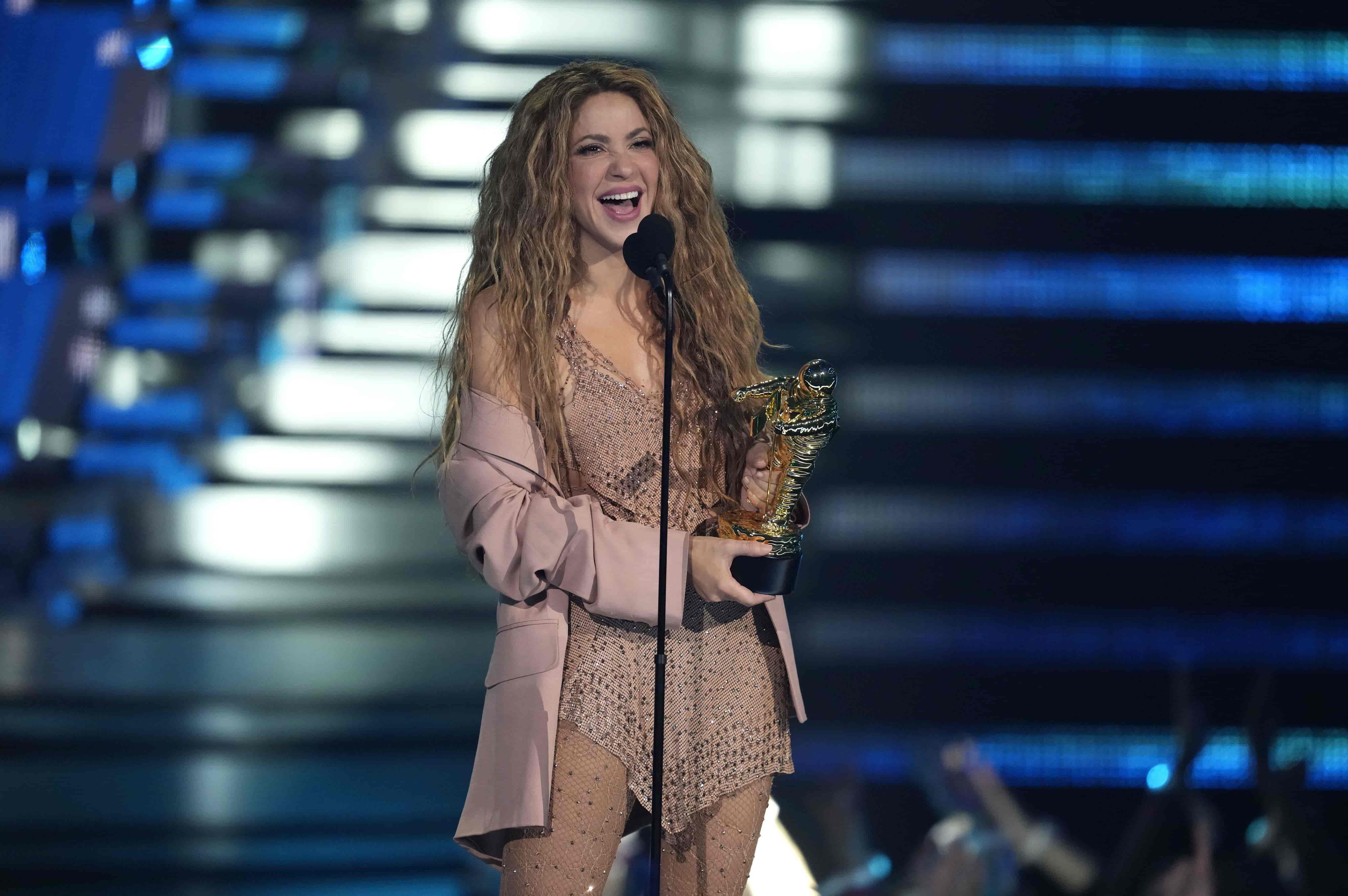 La icónica cantante colombiana, Shakira, coronada con el premio Video Vanguard.