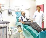 El Rey de Marruecos visita hospital;dona sangre