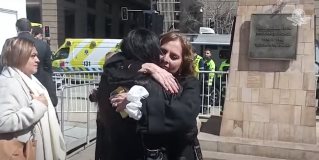 Con abrazos, Mon Laferte y Beatriz Gutiérrez Müller, esposa de AMLO, se saludaron en Chile