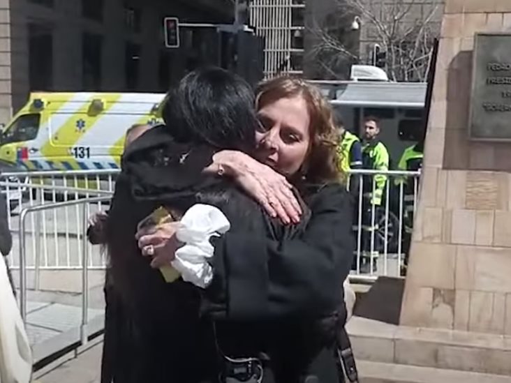 Con abrazos, Mon Laferte y Beatriz Gutiérrez Müller, esposa de AMLO, se saludaron en Chile