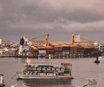 Barco queda inclinado en puerto de Mazatlán por fuga de agua