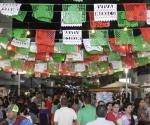 Cientos de familias se reúnen en la Plaza del 15 para participar en la celebración del 213 aniversario del inicio de la Independencia de México