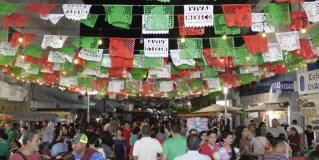 Cientos de familias se reúnen en la Plaza del 15 para participar en la celebración del 213 aniversario del inicio de la Independencia de México