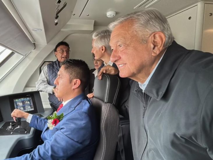 AMLO presume viaje en Tren El Insurgente y usa Tarjeta de Movilidad AMLO presume viaje en Tren El Insurgente y usa Tarjeta de Movilidad