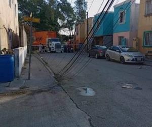 Trailer con doble remolque provoca destrozos al intentar entrar en fraccionamiento Jardines de Arboledas en Altamira.