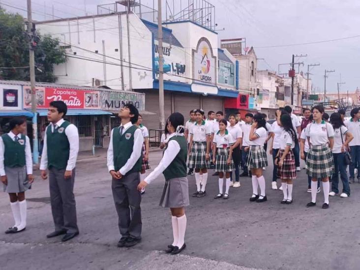 Realizan desfile patrio sin planteles del SNTE Realizan desfile patrio sin planteles del SNTE