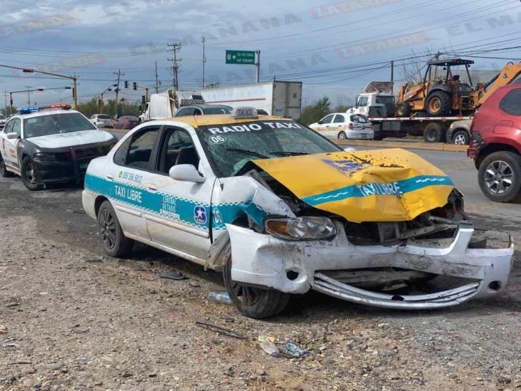 Por no guardar distancia, taxista choca camioneta en carretera San Fernando Por no guardar distancia, taxista choca camioneta en carretera San Fernando