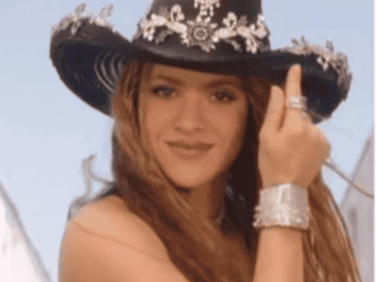 Shakira se pone botas y sombrero Shakira se pone botas y sombrero