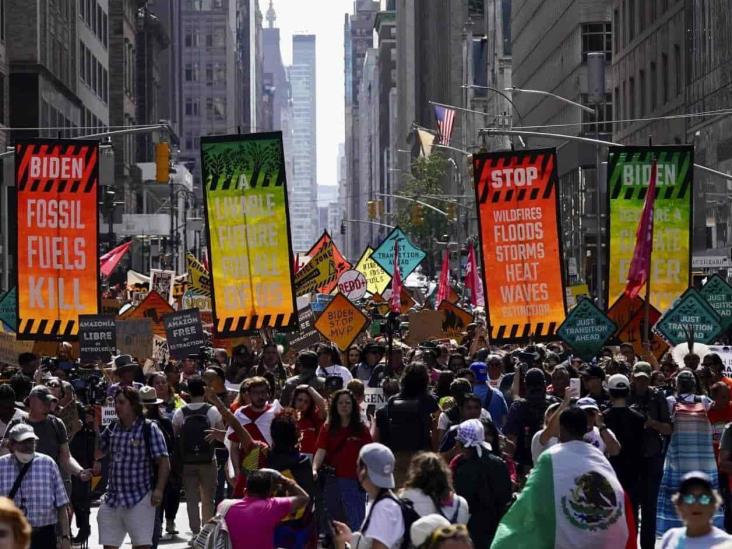 Decenas de miles protestan previo a la cumbre climática Decenas de miles protestan previo a la cumbre climática