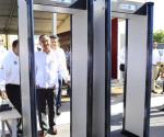 Gobernador entrega arcos detectores para reforzar seguridad en CEDES