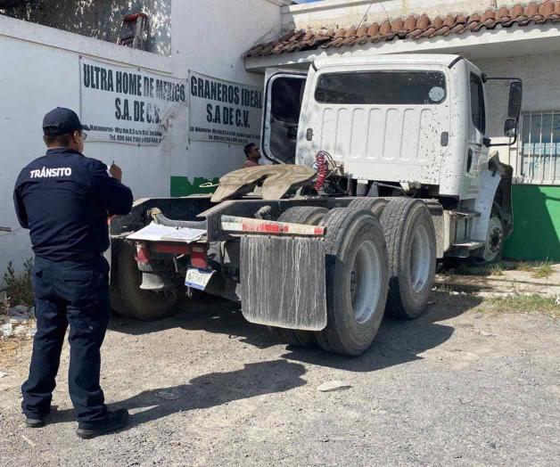 Dormita chofer de tracto cami&oacute;n y provoca accidente en libramiento a Monterrey