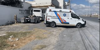 Reynosa | Accidente en el libramiento a Monterrey, chofer resultó lesionado al perder el control de un tracto camión e impactó una camioneta