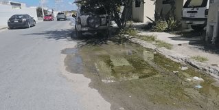 #REYNOSA Mientras en algunas colonias la falta de agua mantiene en jaque a familias en la calle Playa Paraíso en la colonia Ventura se desperdician miles de litros del vital líquido