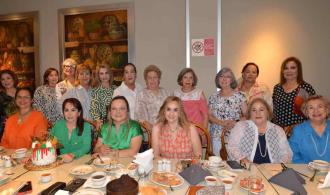 Parten pastel y cantan las mañanitas Parten pastel y cantan las mañanitas