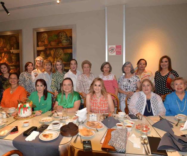 Parten pastel y cantan las mañanitas Parten pastel y cantan las mañanitas