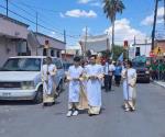 Realizan católicos una procesión