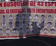 Padres de los 43 normalistas de Ayotzinapa marchan desde el Ángel de la Independencia, hacia el Zócalo capitalino