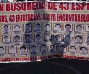 Padres de los 43 normalistas de Ayotzinapa marchan desde el Ángel de la Independencia, hacia el Zócalo capitalino