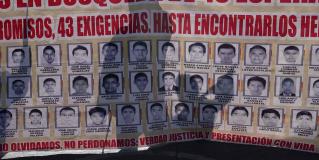 Padres de los 43 normalistas de Ayotzinapa marchan desde el Ángel de la Independencia, hacia el Zócalo capitalino