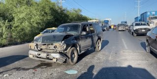 #Policía / Accidente múltiple en el libramiento a Monterrey, deja un saldo de un conductor con golpes leves y daños materiales en tres unidades, en #Reynosa.