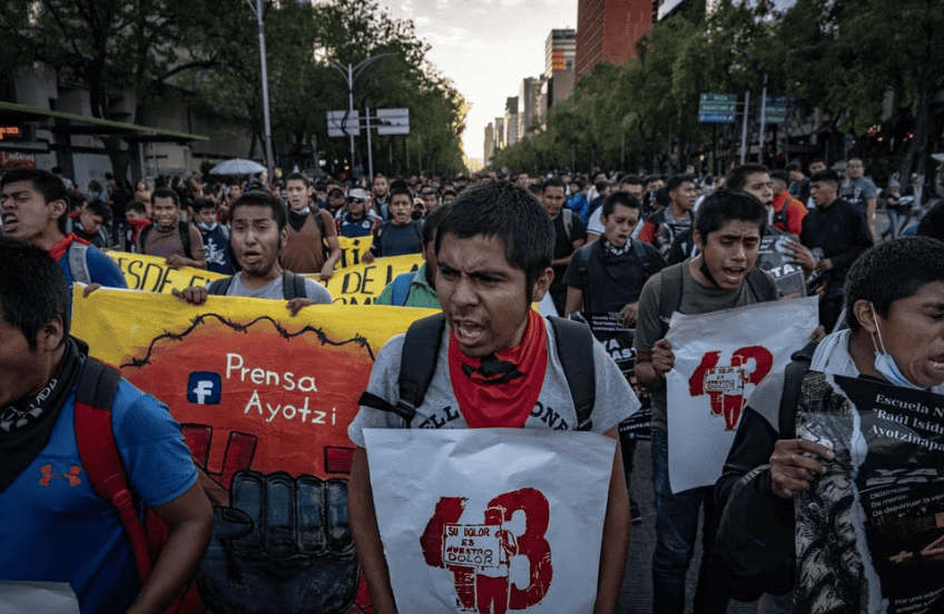 Estudiantes de la Normal Rural de Ayotzinapa durante la marcha, el 26 de septiembre en Ciudad de México.