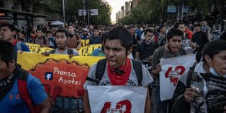 La rabia de los familiares de los 43 normalistas de Ayotzinapa