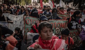 Un contingente de la comunidad indígena otomí recorre Paseo de la Reforma durante la protesta.