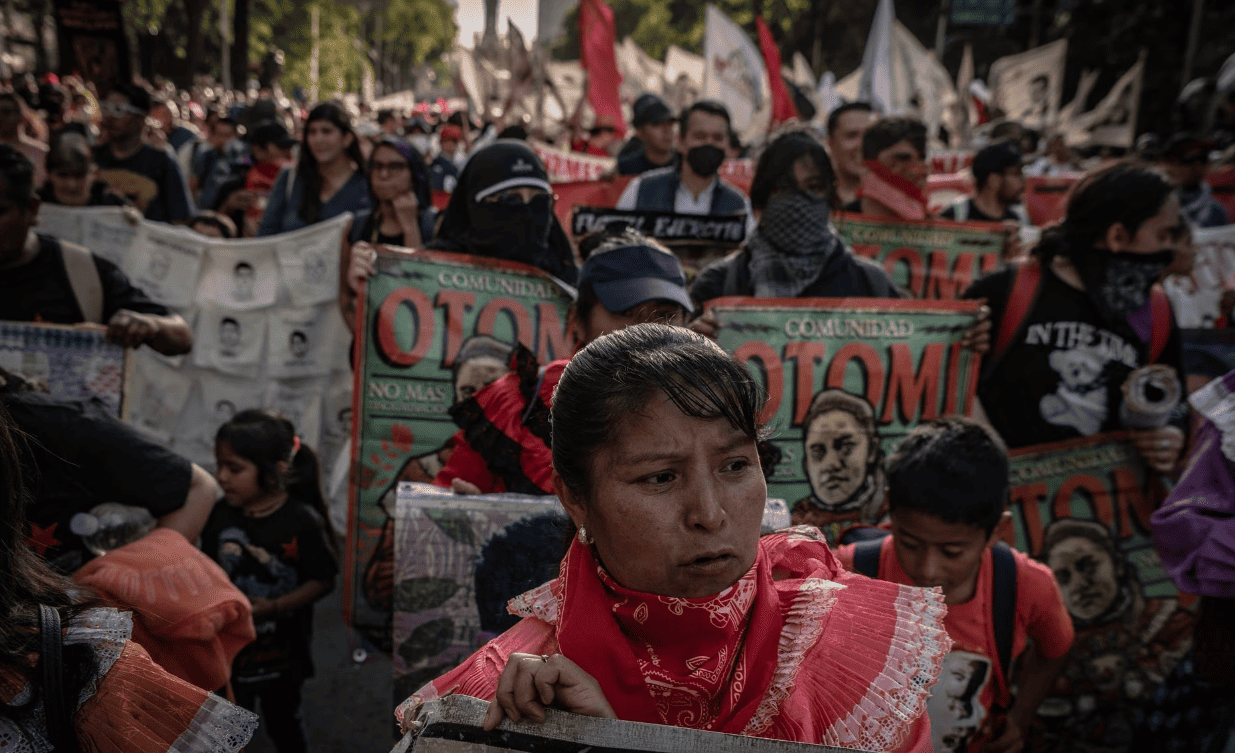 Un contingente de la comunidad indígena otomí recorre Paseo de la Reforma durante la protesta.