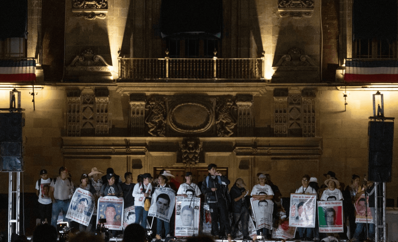 Padres de los jóvenes en el estrado colocado frente a Palacio Nacional.