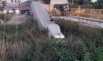 Le fallan frenos y cae con doble remolque en dren de Río Bravo Le fallan frenos y cae con doble remolque en dren de Río Bravo