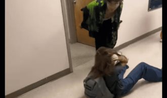 Menor trans golpea a niña en escuela de Oregon Menor trans golpea a niña en escuela de Oregon