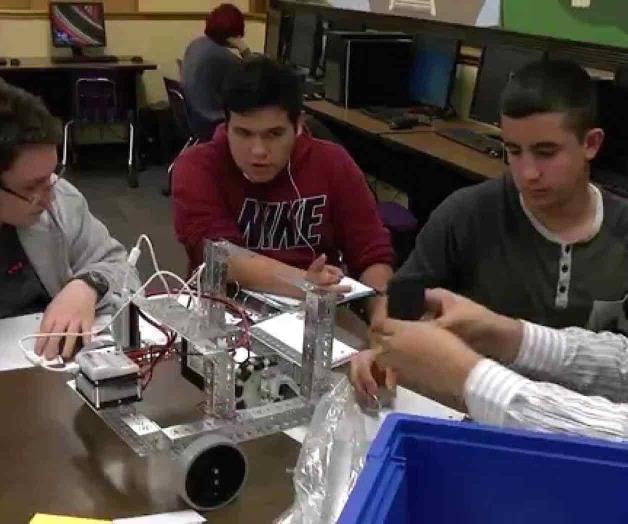 Participan en tutor&iacute;a STEM competidores de Rob&oacute;tica