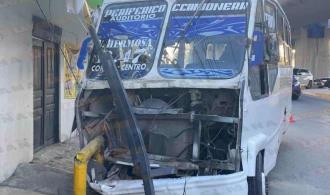 Chofer choca en bulevar Hidalgo al evitar a vehículo que le cerró el paso Chofer choca en bulevar Hidalgo al evitar a vehículo que le cerró el paso