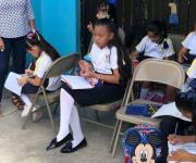 Continúa conflicto en primaria de Matamoros y alumnos toman clases afuera