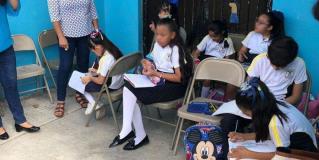 Continúa conflicto en primaria de Matamoros y alumnos toman clases afuera